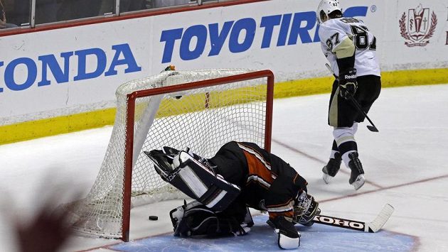 Gólman Anaheimu Jonas Hiller marně hledá puk ve výstroji po nájezdu kapitána Pittsburghu Sidneyho Crosbyho. Gólman Anaheimu Jonas Hiller marně hledá puk ve výstroji po nájezdu kapitána Pittsburghu Sidneyho Crosbyho.