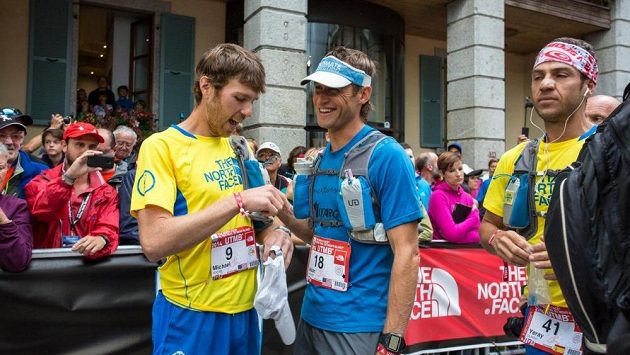Mike Foote (vlevo; žluté triko) na Utra-Trail du Mont-Blanc v roce 2014. Mike Foote (vlevo; žluté triko) na Utra-Trail du Mont-Blanc v roce 2014.