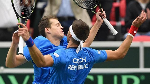 Čeští tenisté Adam Pavlásek (vlevo) a Jiří Veselý se radují z vítězství v daviscupové čtyřhře proti Austrálii. Čeští tenisté Adam Pavlásek (vlevo) a Jiří Veselý se radují z vítězství v daviscupové čtyřhře proti Austrálii.