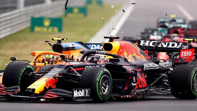 Pilot McLarenu Lando Norris naráží do Maxe Verstappena z Red Bullu, na začátku série kolizí byla dvojka Mercedesu Valtteri Bottas. Pilot McLarenu Lando Norris naráží do Maxe Verstappena z Red Bullu, na začátku série kolizí byla dvojka Mercedesu Valtteri Bottas.