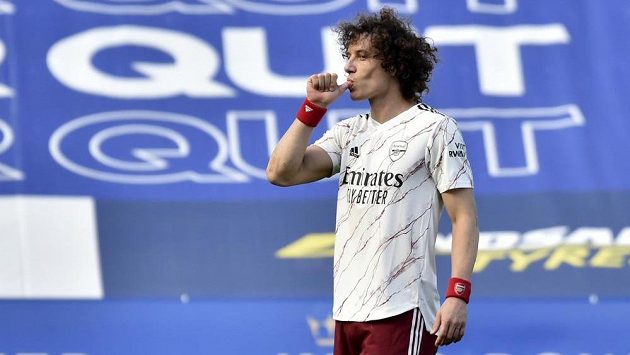 Obránce Arsenalu David Luiz slaví gól proti Leicesteru. Obránce Arsenalu David Luiz slaví gól proti Leicesteru.