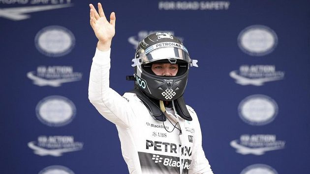 Nico Rosberg se v Suzuce raduje ze získané pole position. Nico Rosberg se v Suzuce raduje ze získané pole position.