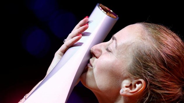 Petra Kvitová s trofejí pro vítězku turnaje ve Stuttgartu. Petra Kvitová s trofejí pro vítězku turnaje ve Stuttgartu.