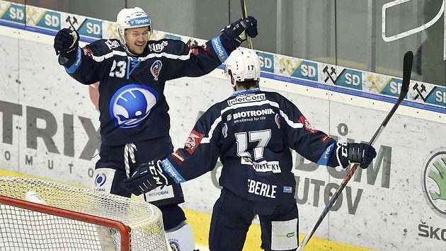 Plzeňští hokejisté Petr Straka (vlevo) a Jan Eberle se radují z gólu. Plzeňští hokejisté Petr Straka (vlevo) a Jan Eberle se radují z gólu.