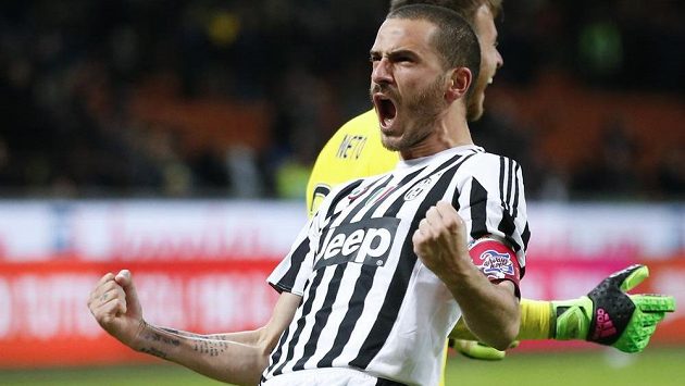Leonardo Bonucci z Juventusu jásá s gólmanem Netem po rozhodujícím gólu při rozstřelu. Leonardo Bonucci z Juventusu jásá s gólmanem Netem po rozhodujícím gólu při rozstřelu.