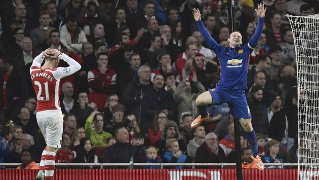 Útočník Manchesteru United Wayne Rooney (vpravo) se raduje z branky, kterou do vlastní sítě Arsenalu vstřelil Kieran Gibbs. Vlevo smutný Calum Chambers. Útočník Manchesteru United Wayne Rooney (vpravo) se raduje z branky, kterou do vlastní sítě Arsenalu vstřelil Kieran Gibbs. Vlevo smutný Calum Chambers.