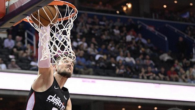 Basketbalista Washingtonu Wizards Tomáš Satoranský (31) zakončuje jednu z akcí v utkání NBA. Basketbalista Washingtonu Wizards Tomáš Satoranský (31) zakončuje jednu z akcí v utkání NBA.