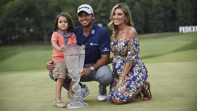 Australský golfista Jason Day, vítěz turnaje v Edisonu, s manželkou Ellie a synem Dashem. Australský golfista Jason Day, vítěz turnaje v Edisonu, s manželkou Ellie a synem Dashem.