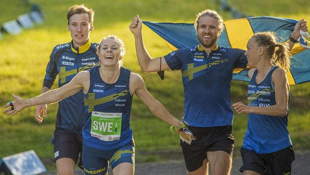 Zleva Emil Svensk, Sara Hagströmová, Gustav Bergman a Tove Alexanderssonová se Švédska se radují z vítězství. Zleva Emil Svensk, Sara Hagströmová, Gustav Bergman a Tove Alexanderssonová se Švédska se radují z vítězství.