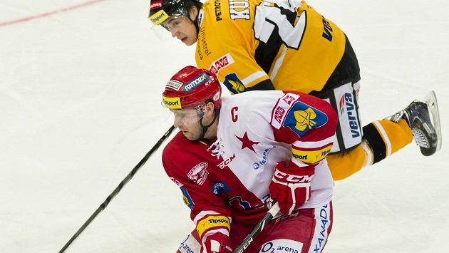 Útočník Slavie Jaroslav Bednář (vpředu) a obránce Litvínova Karel Kubát. Útočník Slavie Jaroslav Bednář (vpředu) a obránce Litvínova Karel Kubát.
