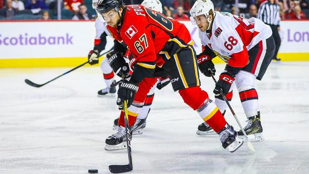 Michael Frolík z Calgary kontroluje puk před obránci Ottawy. Michael Frolík z Calgary kontroluje puk před obránci Ottawy.