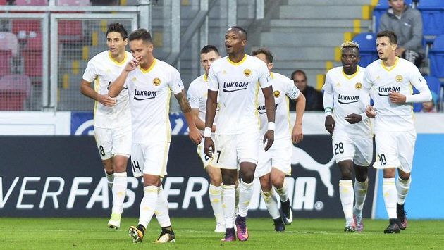 Fotbalisté Zlína se radují ze vstřeleného gólu. Fotbalisté Zlína se radují ze vstřeleného gólu.