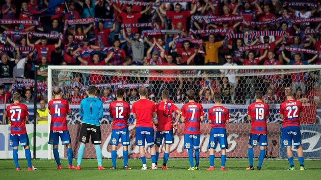 Fotbalisté Viktorie Plzeň po prohraném utkání se Zlínem. Fotbalisté Viktorie Plzeň po prohraném utkání se Zlínem.