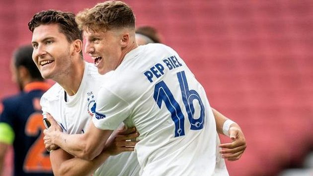 Kodaňští Jonas Wind a Pep Biel se radují z gólu proti Basaksehiru. Kodaňští Jonas Wind a Pep Biel se radují z gólu proti Basaksehiru.