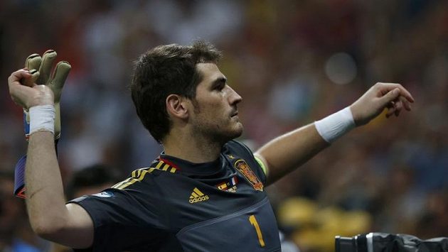 Iker Casillas hází divákům rukavice po vítězství na Euru. Iker Casillas hází divákům rukavice po vítězství na Euru.