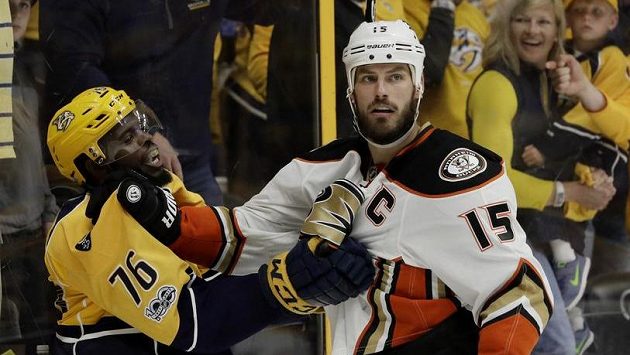 P.K. Subban (76) z Nashvillu a Ryan Getzlaf (15) z Anaheimu. P.K. Subban (76) z Nashvillu a Ryan Getzlaf (15) z Anaheimu.