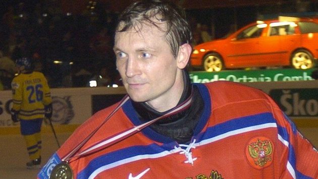 Ruský brankář Maxim Sokolov s bronzovou medailí z MS 2005 ve Vídni. Ruský brankář Maxim Sokolov s bronzovou medailí z MS 2005 ve Vídni.