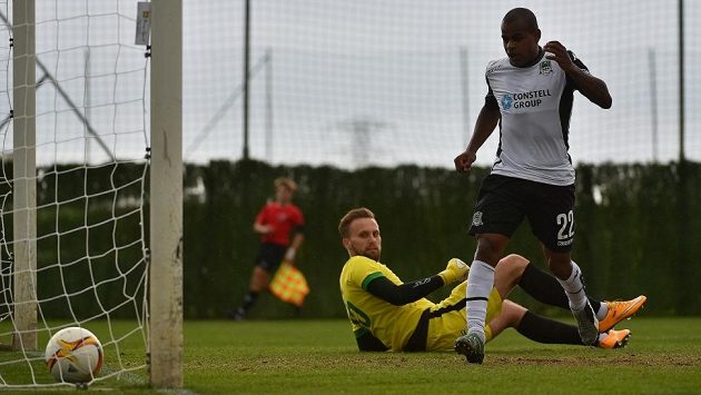 Brazilec Joaozinho otevírá skóre duelu s Machačkalou. Brazilec Joaozinho otevírá skóre duelu s Machačkalou.