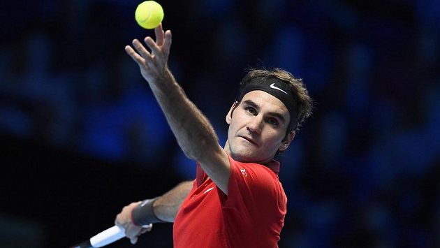Švýcar Roger Federer v souboji s Kanaďanem Milosem Raonicem na Turnaji mistrů v Londýně. Švýcar Roger Federer v souboji s Kanaďanem Milosem Raonicem na Turnaji mistrů v Londýně.