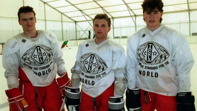 Trio českých hokejových hvězd v roce 1990 - zleva Robert Holík, Robert Reichel a Jaromír Jágr. Trio českých hokejových hvězd v roce 1990 - zleva Robert Holík, Robert Reichel a Jaromír Jágr.