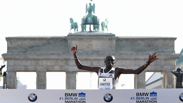 Dennis Kimetto protíná cílovou pásku před Braniborskou bránou v Berlíně v dosavadním nejrychlejším času historie. Dennis Kimetto protíná cílovou pásku před Braniborskou bránou v Berlíně v dosavadním nejrychlejším času historie.