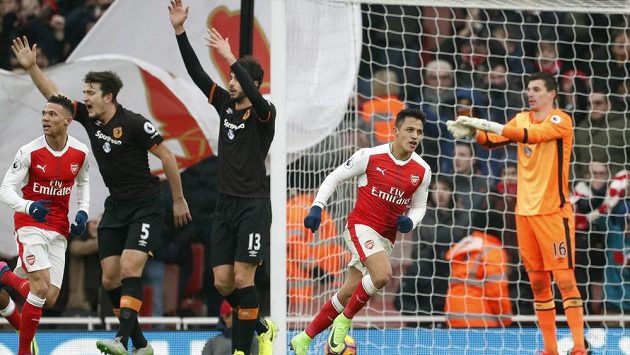 Alexis Sánchez slaví vedoucí gól Arsenalu v utkání Premier League s Hullem. Jeho hráči gestikulují, že střelec zahrál rukou, ale jejich protesty byly marné. Sudí gól uznal. Alexis Sánchez slaví vedoucí gól Arsenalu v utkání Premier League s Hullem. Jeho hráči gestikulují, že střelec zahrál rukou, ale jejich protesty byly marné. Sudí gól uznal.