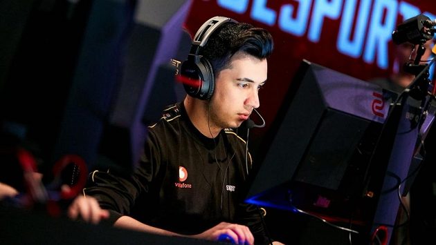 Turecký hráč CS:GO Özgür "woxic" Eker nedávno podepsal smlouvu za rekordních 1,4 milionu dolarů u celku Cloud9, už po třech měsících má ale údajně u americké organizace skončit. Turecký hráč CS:GO Özgür "woxic" Eker nedávno podepsal smlouvu za rekordních 1,4 milionu dolarů u celku Cloud9, už po třech měsících má ale údajně u americké organizace skončit.