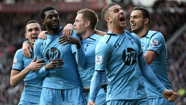 Fotbalisté Tottenhamu se radují z branky proti Southamptonu. Fotbalisté Tottenhamu se radují z branky proti Southamptonu.