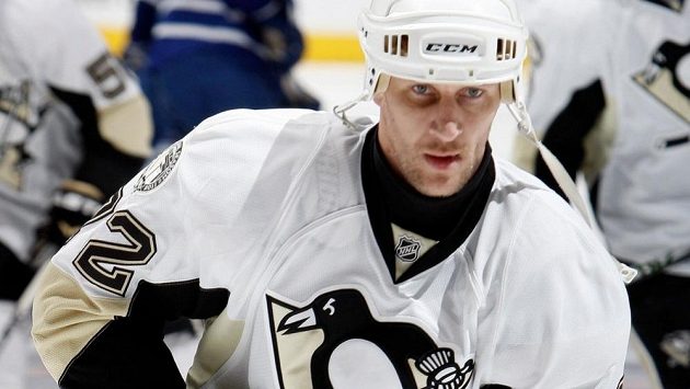 Ruský hokejista Alexej Kovaljov ještě v dresu Tučňáků z Pittsburghu. Ruský hokejista Alexej Kovaljov ještě v dresu Tučňáků z Pittsburghu.