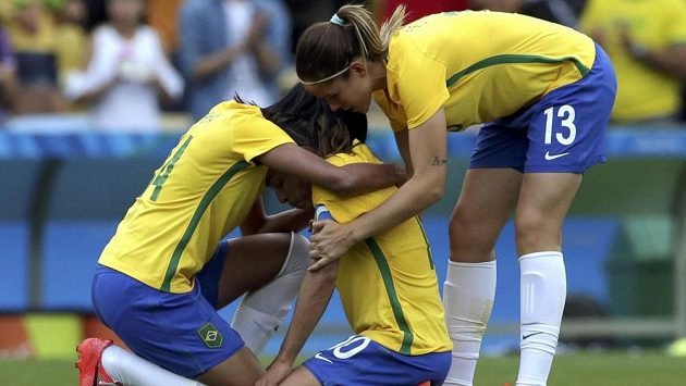 Brazilky Rafaelle (vlevo) a Erika (vpravo) utěšují po semifinálové prohře se Švédskem svoji kolegyni Martu. Brazilky Rafaelle (vlevo) a Erika (vpravo) utěšují po semifinálové prohře se Švédskem svoji kolegyni Martu.