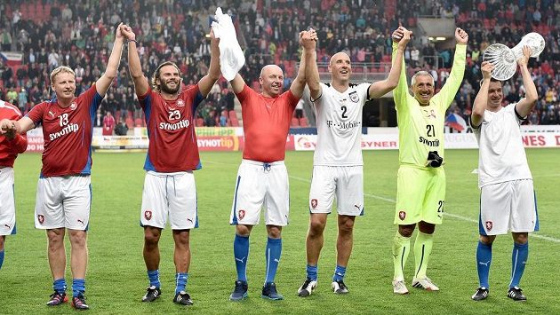 Čeští fotbalisté slaví s fanoušky výhru nad Německem. Zleva Radek Bejbl, Patrik Berger, Miroslav Kadlec, Jan Koller, Ladislav Maier a Pavel Kuka s křišťálovým pohárem. Čeští fotbalisté slaví s fanoušky výhru nad Německem. Zleva Radek Bejbl, Patrik Berger, Miroslav Kadlec, Jan Koller, Ladislav Maier a Pavel Kuka s křišťálovým pohárem.