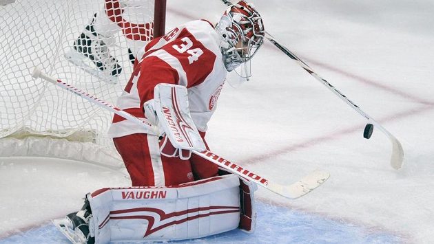 Gólman Detroitu Red Wings Petr Mrázek dostal od Chicaga v přípravě šest branek. Gólman Detroitu Red Wings Petr Mrázek dostal od Chicaga v přípravě šest branek.
