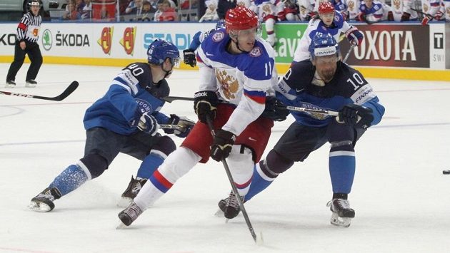Rus Jevgenij Malkin (uprostřed) na snímku s Finy Tomim Sallinenem (40) a Jerem Karalahtim (10) ve finále MS. Rus Jevgenij Malkin (uprostřed) na snímku s Finy Tomim Sallinenem (40) a Jerem Karalahtim (10) ve finále MS.
