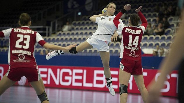 Markéta Jeřábková (vlevo) překonává obranný maďarský val. Markéta Jeřábková (vlevo) překonává obranný maďarský val.