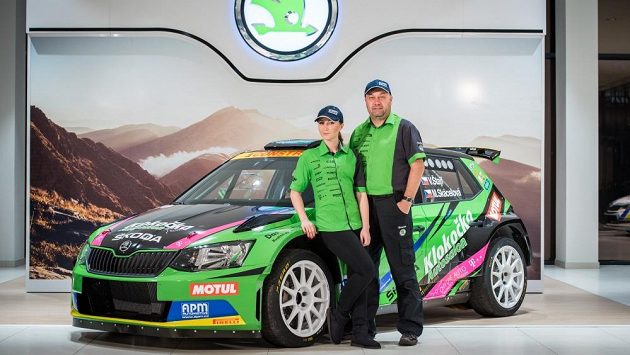 Vojtěch Štajf s Markétou Skácelovou před Škodou Fabií R5 týmu Racing21. Vojtěch Štajf s Markétou Skácelovou před Škodou Fabií R5 týmu Racing21.