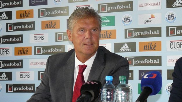 Trenér Jozef Chovanec na tiskové konferenci Slovanu Bratislava. Trenér Jozef Chovanec na tiskové konferenci Slovanu Bratislava.