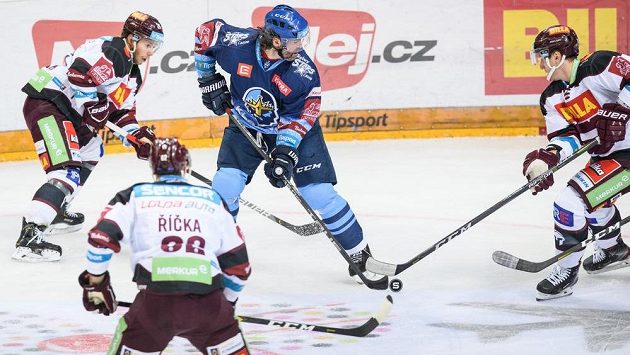 Jaromír Jágr z Kladna a hokejisté Sparty Matúš Sukeľ, Robert Říčka a Jan Košťálek během utkání Tipsport extraligy. Jaromír Jágr z Kladna a hokejisté Sparty Matúš Sukeľ, Robert Říčka a Jan Košťálek během utkání Tipsport extraligy.