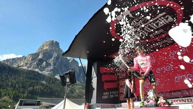 Nizozemský cyklista Steven Kruijswijk oslavuje zisk růžového trikotu pro lídra Gira. Nizozemský cyklista Steven Kruijswijk oslavuje zisk růžového trikotu pro lídra Gira.