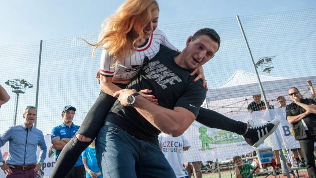 Lukáš Krpálek si vzal do parády Gabrielu Koukalovou na akci Sporťáček v Plzni. Lukáš Krpálek si vzal do parády Gabrielu Koukalovou na akci Sporťáček v Plzni.