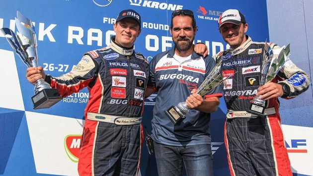 Adam Lacko (vlevo), manažer týmu Buggyra Jan Kalivoda a David Vršecký s trofejemi, které získali při závodech v Maďarsku. Adam Lacko (vlevo), manažer týmu Buggyra Jan Kalivoda a David Vršecký s trofejemi, které získali při závodech v Maďarsku.
