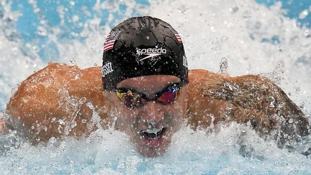 Americký suverén Caeleb Dressel ve finále závodu na 100 m motýlek. Americký suverén Caeleb Dressel ve finále závodu na 100 m motýlek.