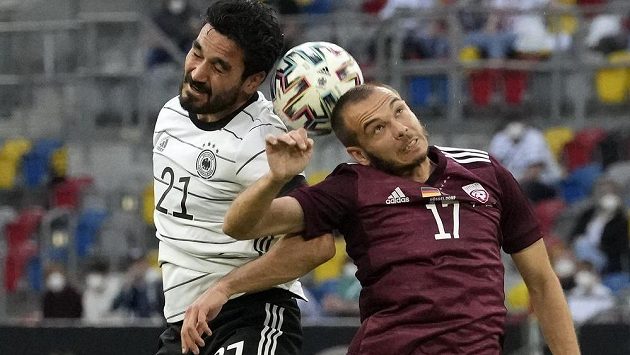 Němec Ilkay Gundogan (vlevo) během přípravného utkání Německa s Lotyšskem Němec Ilkay Gundogan (vlevo) během přípravného utkání Německa s Lotyšskem
