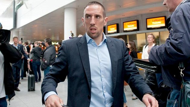 Záložník Bayernu Mnichov Franck Ribéry krátce po příletu do Londýna. Záložník Bayernu Mnichov Franck Ribéry krátce po příletu do Londýna.