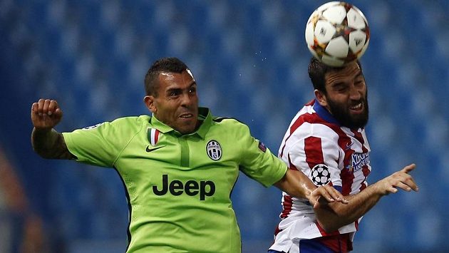 Útočník Juventusu Carlos Tévez (vlevo) a Arda Turan z Atlétika Madrid v utkání Ligy mistrů. Útočník Juventusu Carlos Tévez (vlevo) a Arda Turan z Atlétika Madrid v utkání Ligy mistrů.
