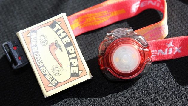 Fenix HL05: Velikostní porovnání s krabičkou sirek. Fenix HL05: Velikostní porovnání s krabičkou sirek.