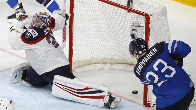Fin Joonas Kemppainen střílí druhý gól Suomi ve čtvrtfinále mistrovství světa. Brankář USA Jimmy Howard nestihl zasáhnout. Fin Joonas Kemppainen střílí druhý gól Suomi ve čtvrtfinále mistrovství světa. Brankář USA Jimmy Howard nestihl zasáhnout.