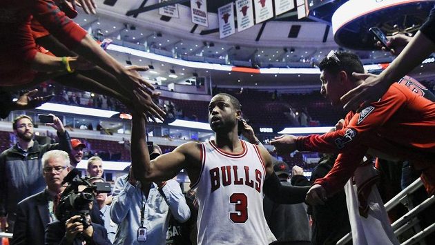 Basketbalista Dwyane Wade si plácá s fanoušky Chicaga. Basketbalista Dwyane Wade si plácá s fanoušky Chicaga.