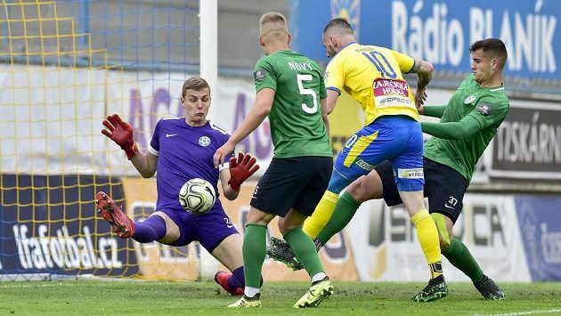 Zleva brankář Příbrami Ondřej Kočí, jeho spoluhráč Martin Nový, teplický Pavel Moulis a Matěj Chaluš z Příbrami. Zleva brankář Příbrami Ondřej Kočí, jeho spoluhráč Martin Nový, teplický Pavel Moulis a Matěj Chaluš z Příbrami.