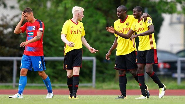 Fotbalisté Watfordu se radují z jediné trefy v utkání proti Plzni, vlevo smutný Lukáš Hejda. Fotbalisté Watfordu se radují z jediné trefy v utkání proti Plzni, vlevo smutný Lukáš Hejda.