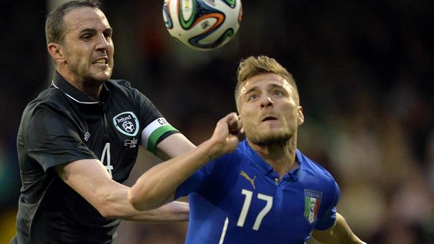 Ciro Immobile (vpravo) v dresu italské reprezentace bojuje o míč s Johnem O´Sheaem v přátelském utkání s Irskem. Ciro Immobile (vpravo) v dresu italské reprezentace bojuje o míč s Johnem O´Sheaem v přátelském utkání s Irskem.